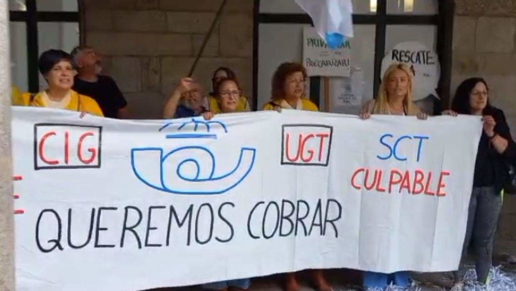 Protesta nas oficinas santiaguesas da rúa do Franco. (Foto: Nós Diario)