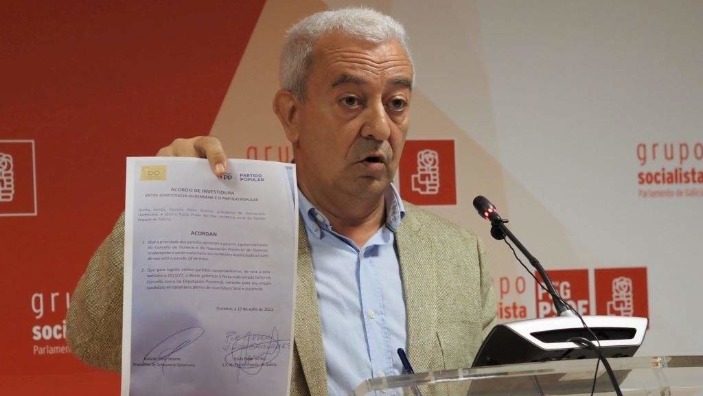 O portavoz socialista no Parlamento galego, Luís Álvarez, mostra o acordo asinado no último momento entre Gonzalo P. Xácome e Paula Prado. (Foto: Nós Diario)