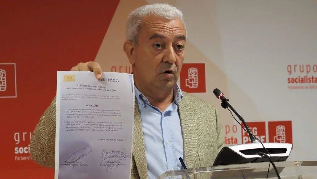 O portavoz socialista no Parlamento galego, Lu&iacute;s &Aacute;lvarez, mostra o acordo asinado no &uacute;ltimo momento entre Gonzalo P. X&aacute;come e Paula Prado. (Foto: N&oacute;s Diario)