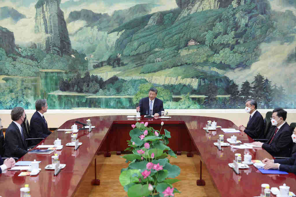 O presidente chinés Xi Jinping (centro) na reunión onte co titular de Exteriores dos EUA, Antony Blinken (segundo pola esquerda). (Foto: Ministerio de Relacións Exteriores da China)