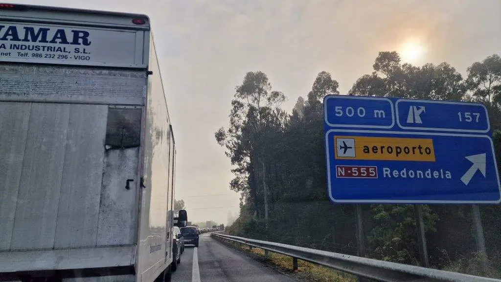 Atasco quilom&eacute;trico na AP-9 &aacute; altura do aeroporto de Vigo. (Foto: Pedro Davila / Europa Press)