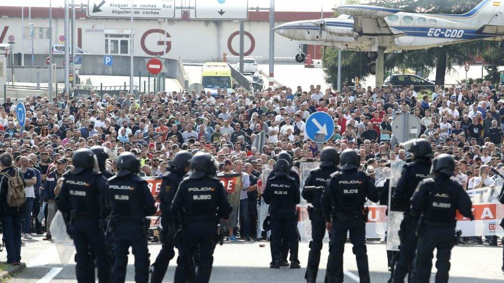 Manifestantes do sector do metal diante de axentes da Policía nos arredores do Ifevi de Vigo (Foto: Javier Vázquez / Europa Press).