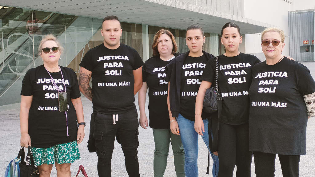 Irmás e outros familiares de Soledad R. V., presuntamente asasinada polo seu marido en Gondomar (Vigo), en decembro de 2020, concentrados ás portas dos xulgados de Vigo con motivo do xuízo por este crime. (Foto: Europa Press)