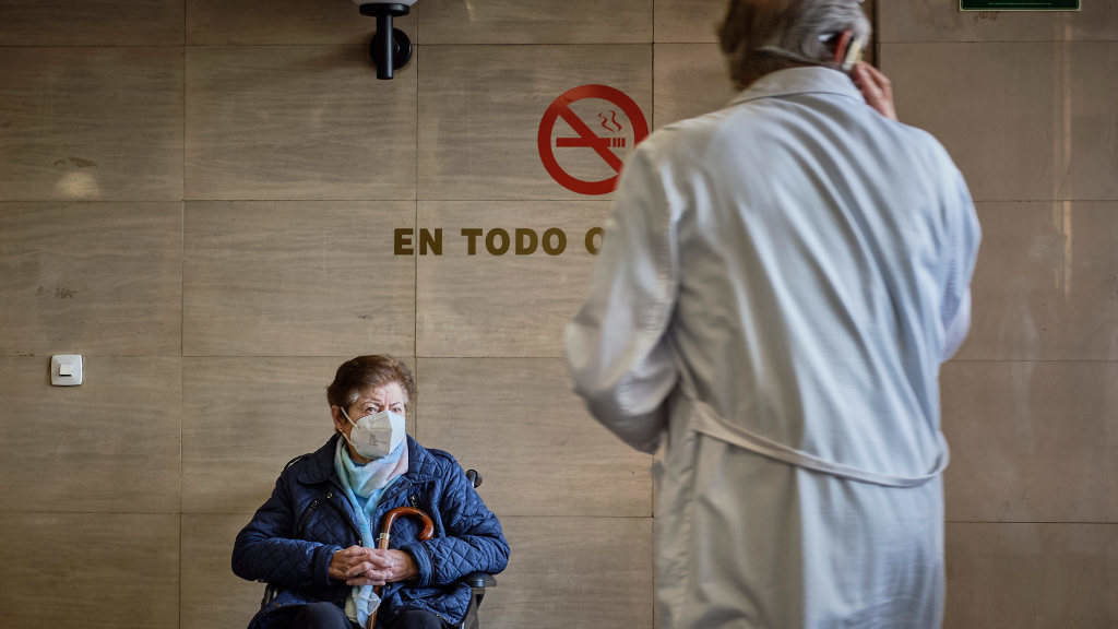 Unha muller en cadeira de rodas espera a ser atendida no Complexo Hospitalario Universitario de Ourense. (Foto: Agostime / Europa Press)