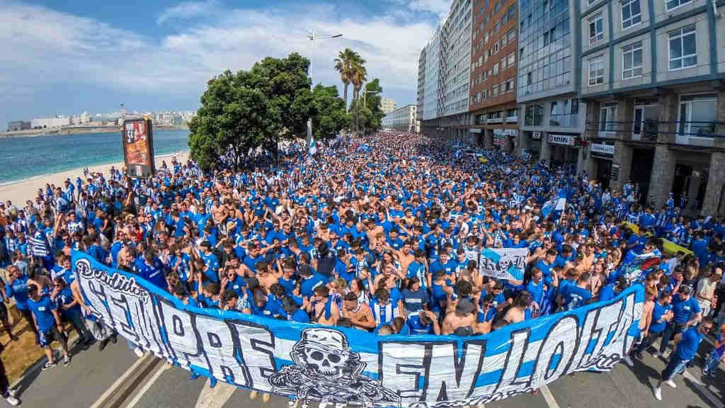 A concentración, convocada pola Federación de Peñas, Riazor Blues e Old Faces, irá da Praza de Pontevedra á Rúa Nova. (Foto: RC Deportivo).