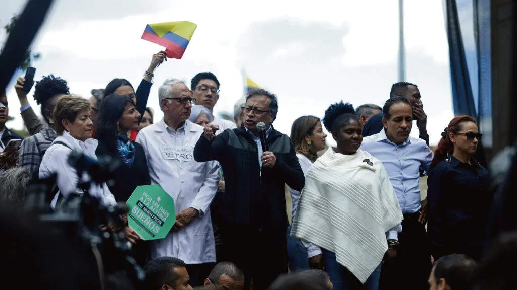 Gustavo Petro participou o 7 de xu&ntilde;o nun mitin a favor do seu Goberno xunto &aacute; vicepresidenta e activista Francia M&aacute;rquez, &aacute; s&uacute;a dereita. (Foto: Camila D&iacute;az / Colprensa)