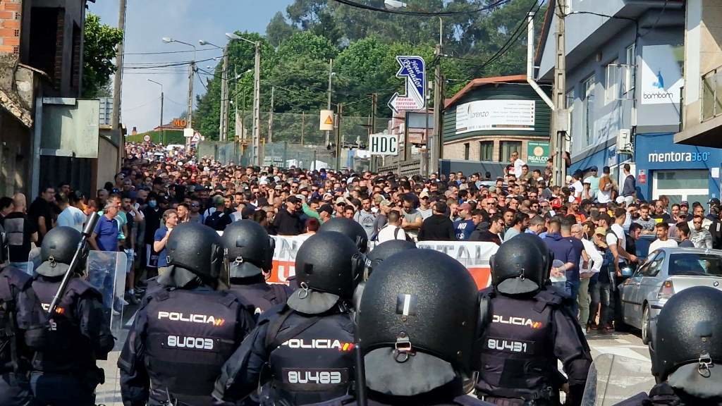 Nova protesta do metal ás portas do Ifevi de Vigo, esta quinta feira. (Foto: Javier Vázquez / Europa Press)
