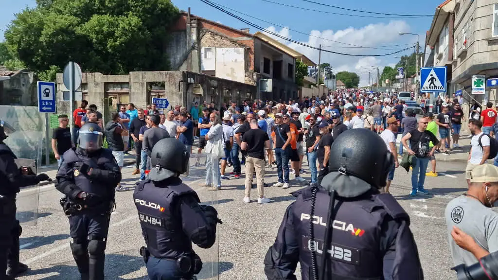 Axentes da Polic&iacute;a espa&ntilde;ola bloquearon a sa&iacute;da da manifestaci&oacute;n dos traballadores do sector do metal nunhas mobilizaci&oacute;ns acontecidas en Vigo neste 2023. (Foto: Javier V&aacute;zquez / Europa Press)
