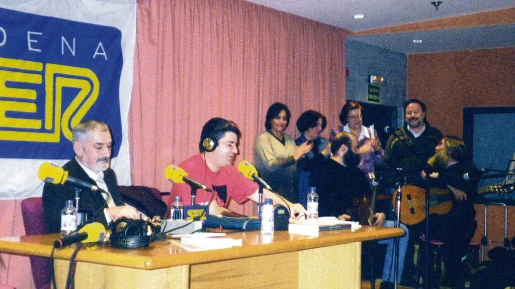 Manuel Mar&iacute;a con Xurxo Souto, en 2004. (Foto: Cedida)