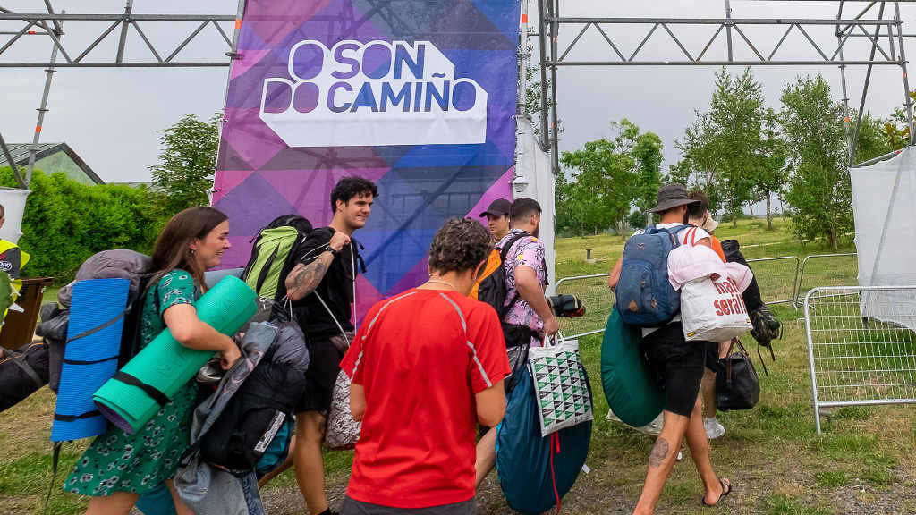 Asistentes ao festival O Son do Camiño accedendo ao recinto, na edición de 2022. (Foto: César Arxina / Europa Press)