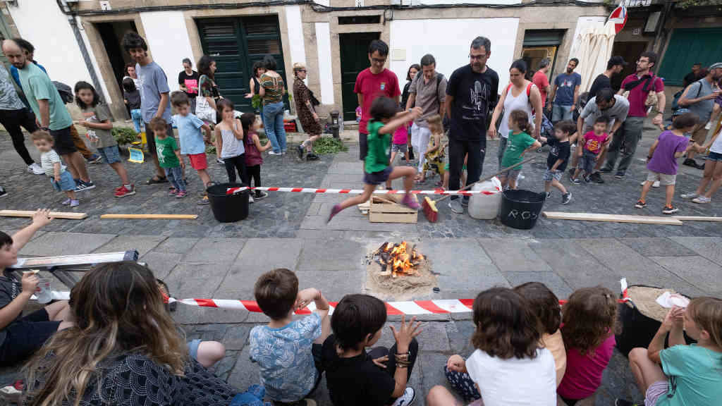 Cativas e cativos saltando unha cacharela onte en Compostela (Foto: Arxina).
