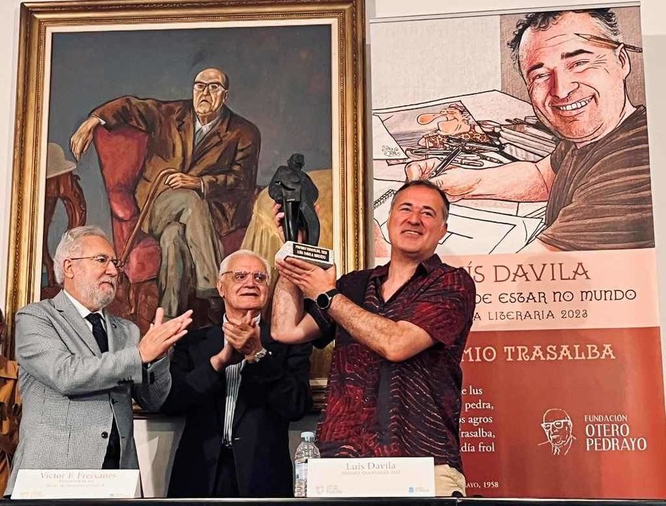 Davila recollendo o premio de Miguel Santalices. Ao fondo, o presidente da Real Academia Galega, Víctor Freixanes.