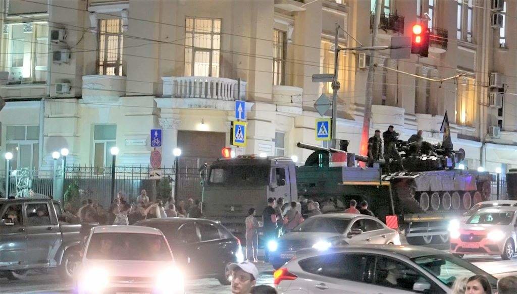 Vehículos militares o pasado sábado en Rostov, cidade tomada polas forzas de Wagner. (Foto: Vladimir Konstantinov / Xinhua News)
