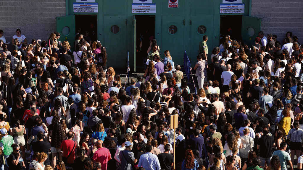 Persoas opositoras, á espera de acceder ao recinto feiral de Silleda, o pasado domingo. (Foto: Álvaro Ballesteros / Europa Press)