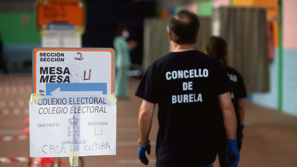 Colexio electoral en Burela (A Mariña) o 28 de maio. (Foto: Carlos Castro / Europa Press)