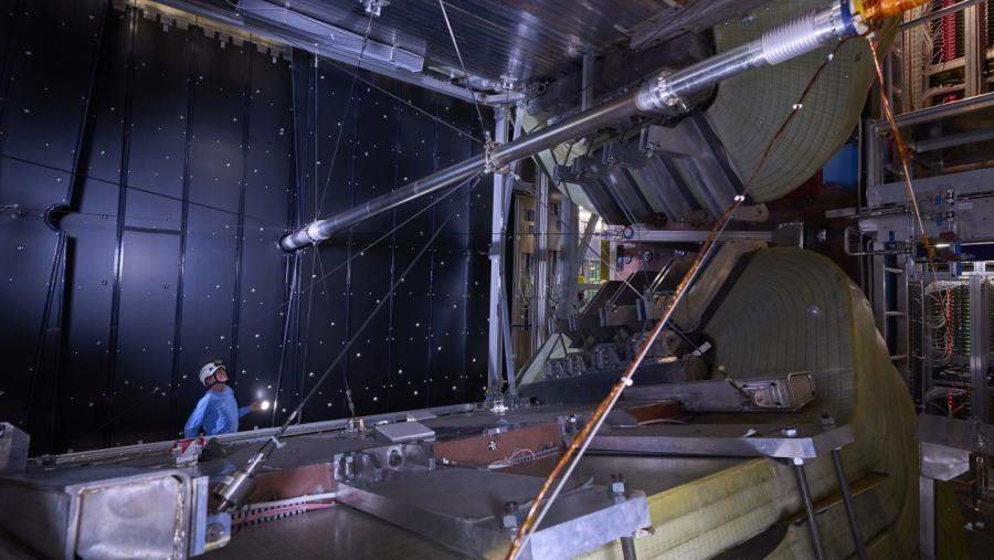 Detalle da tubaxe por onde circulan os protóns no experimento LHCb. (Foto: CERN)