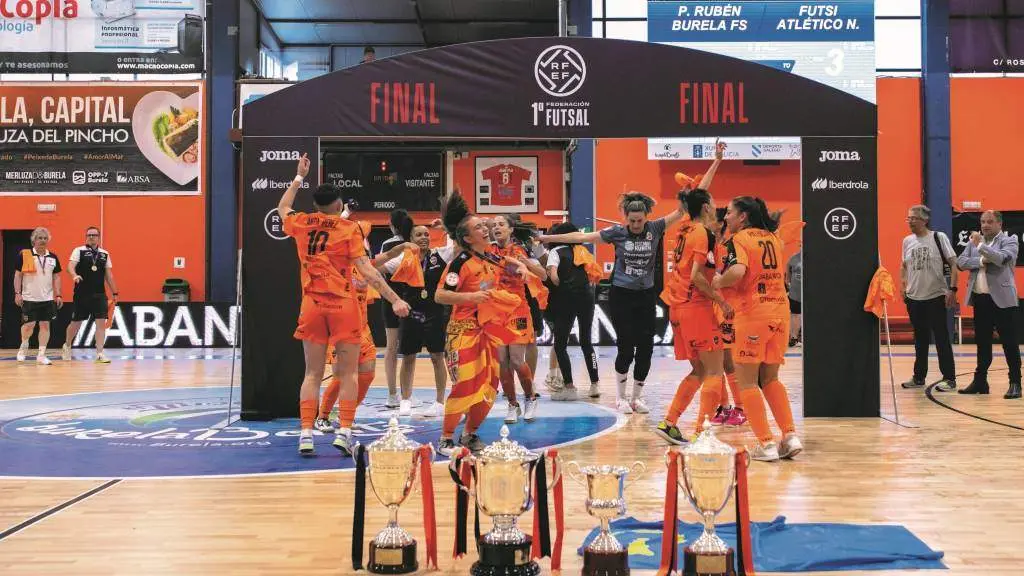 As xogadoras laranxas aspiran a celebrar unha nova Supercopa. (Foto: CD Burela)