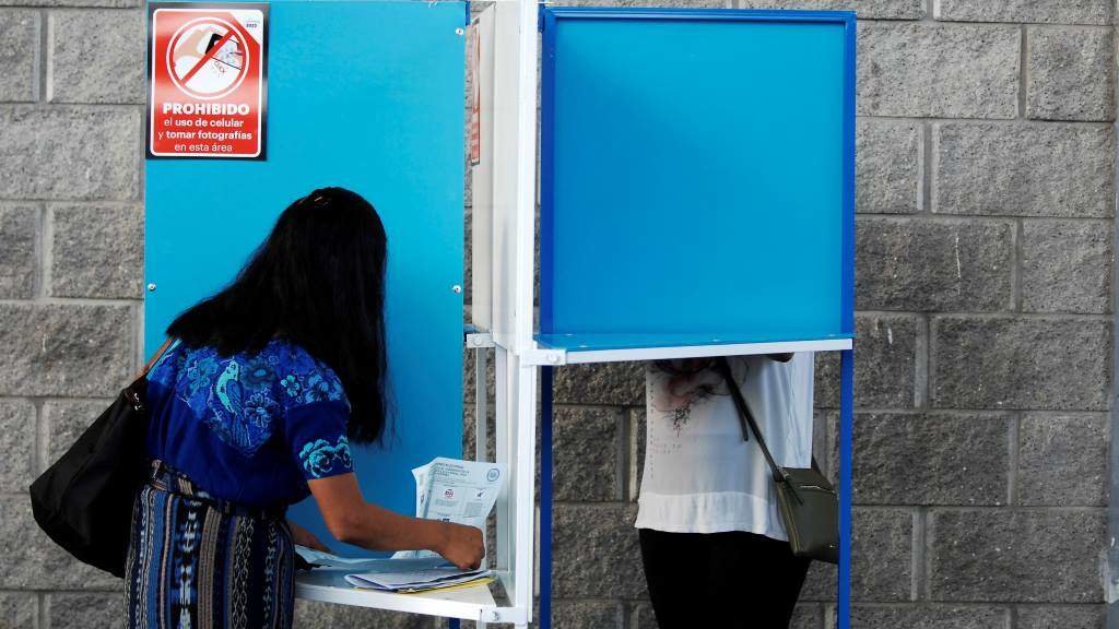 Unha muller pensa o seu voto en Guatemala. (Foto: Ulises Rodríguez / Contacto vía Europa Press)