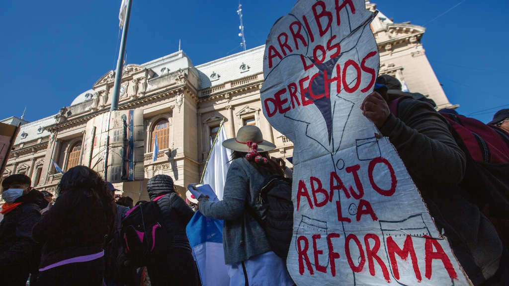Multitudinaria marcha en Jujuy, unha das 23 provincias da Arxentina, contra a reforma da constitución provincial o pasado 19 de xuño. (Foto Javier Corbalán / Télam)
