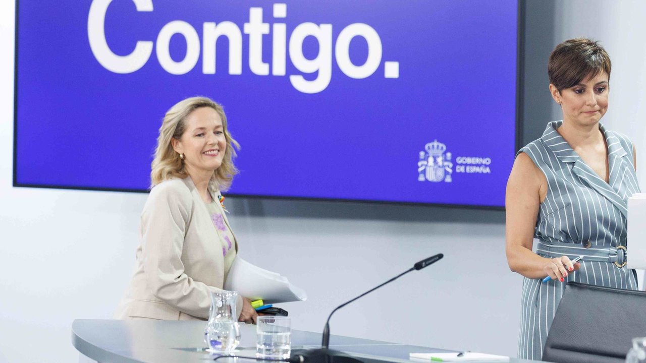 A ministra española de Asuntos Económico, Nadia Calviño, e a ministra portavoz, Isabel Rodríguez, esta terza feira en rolda de prensa.