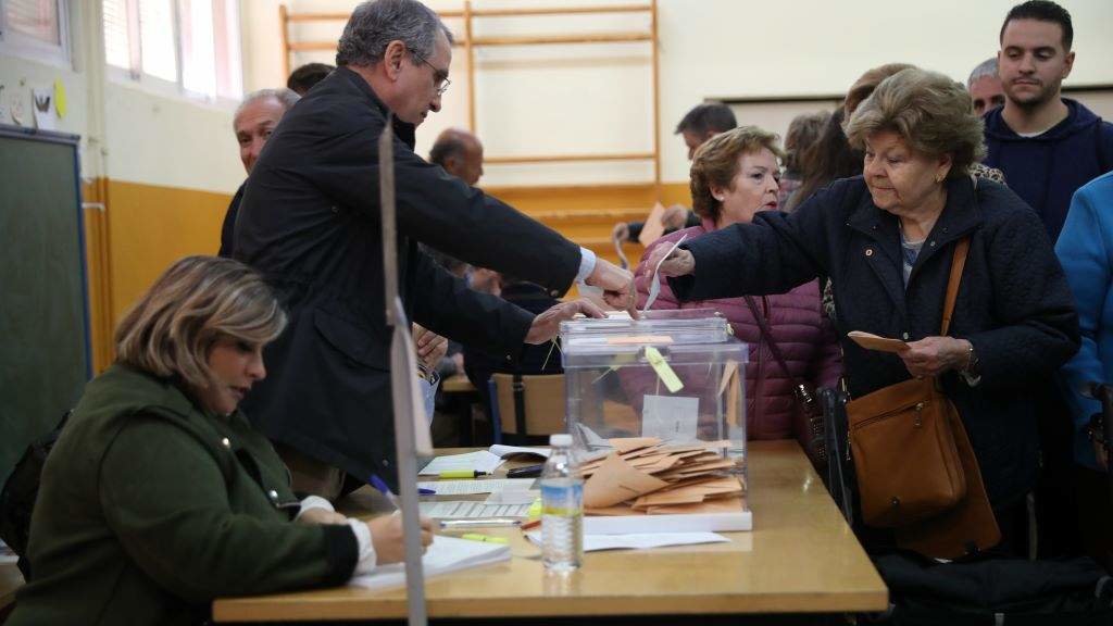 Unha muller deposita o seu voto nunha urna nas eleccións estatais de novembro de 2019. (Foto: María José López / Europa Press)