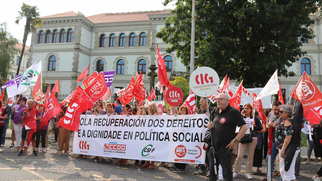Concentración esta cuarta feira ante os edificios de San Caetano, en Compostela. (Foto: Nós Diario)