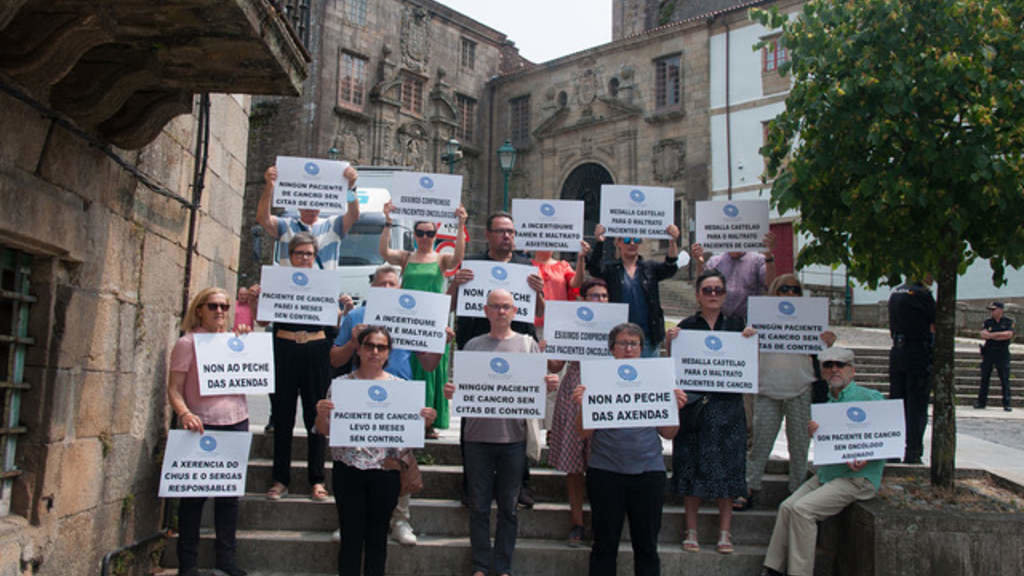 Concentración de persoas usuarias e pacientes do CHUS ante San Domingos de Bonaval, en Compostela, esta cuarta feira. (Foto: Nós Diario)