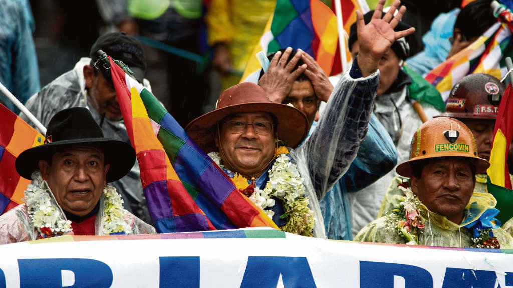 O presidente boliviano Luis Arce, no centro, e o vicepresidente Choquehuanca durante unha manifestación en apoio ao seu Goberno. (Foto: Radoslaw Czajkowski)
