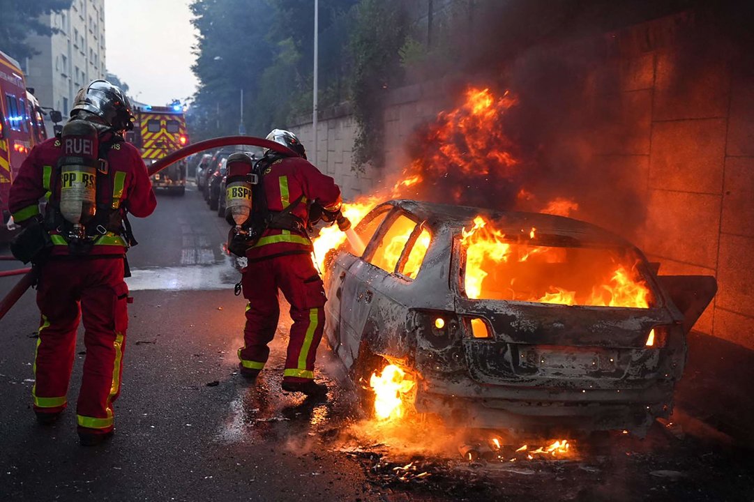 Bombeiros apagan o lume durante as protestas en Nanterre. (Foto: Zakaria Abdelkafi / AFP / DPA)