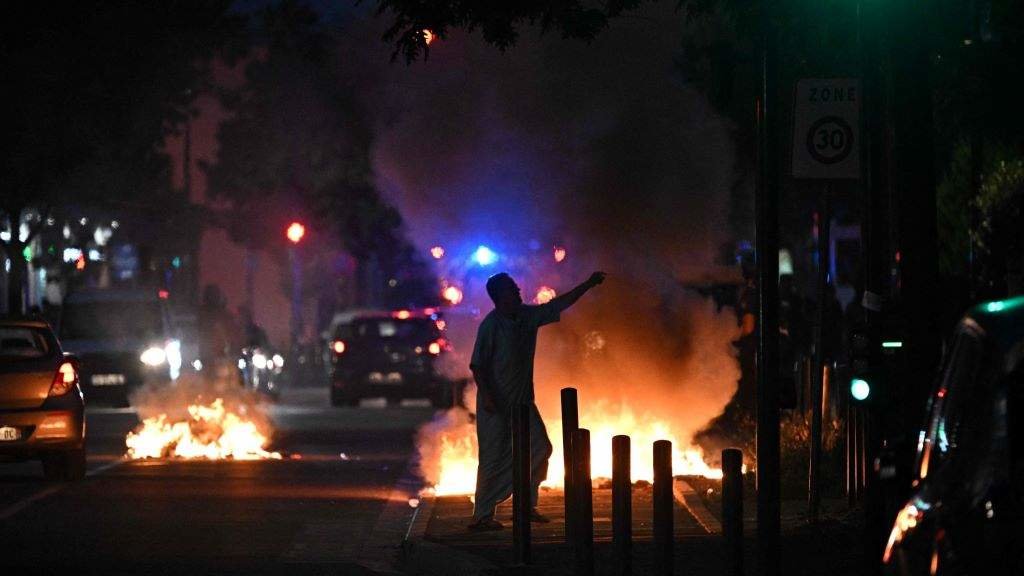 As protestas intensificáronse na madrugada pola traxedia de Nanterre. (Foto: Lionel Bonaventure / AFP / DPA)