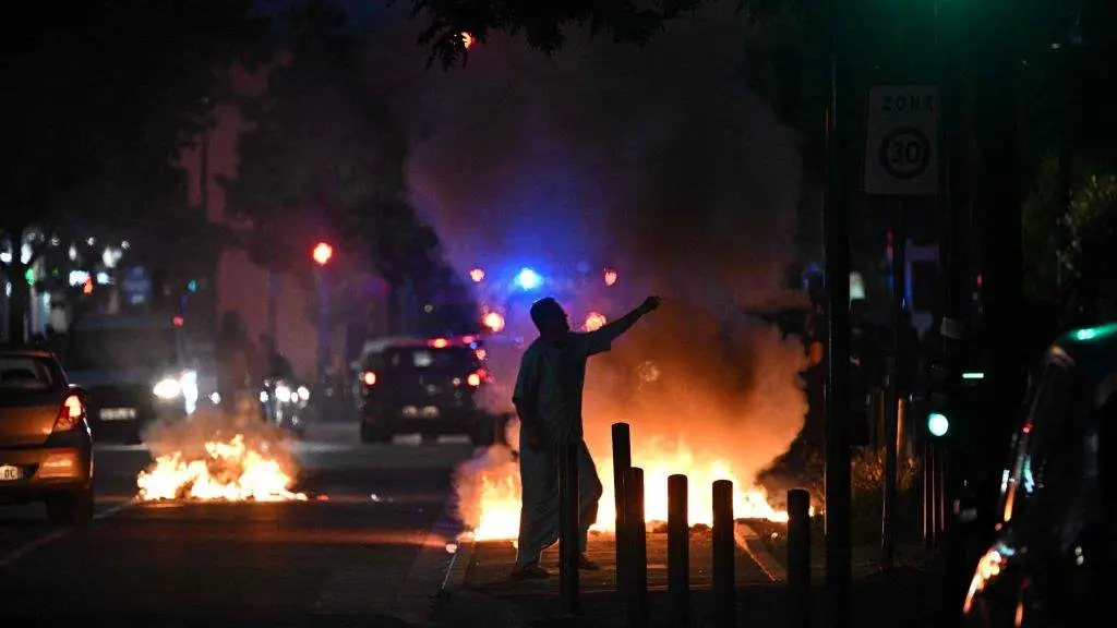 As protestas intensific&aacute;ronse na madrugada pola traxedia de Nanterre. (Foto: Lionel Bonaventure / AFP / DPA)
