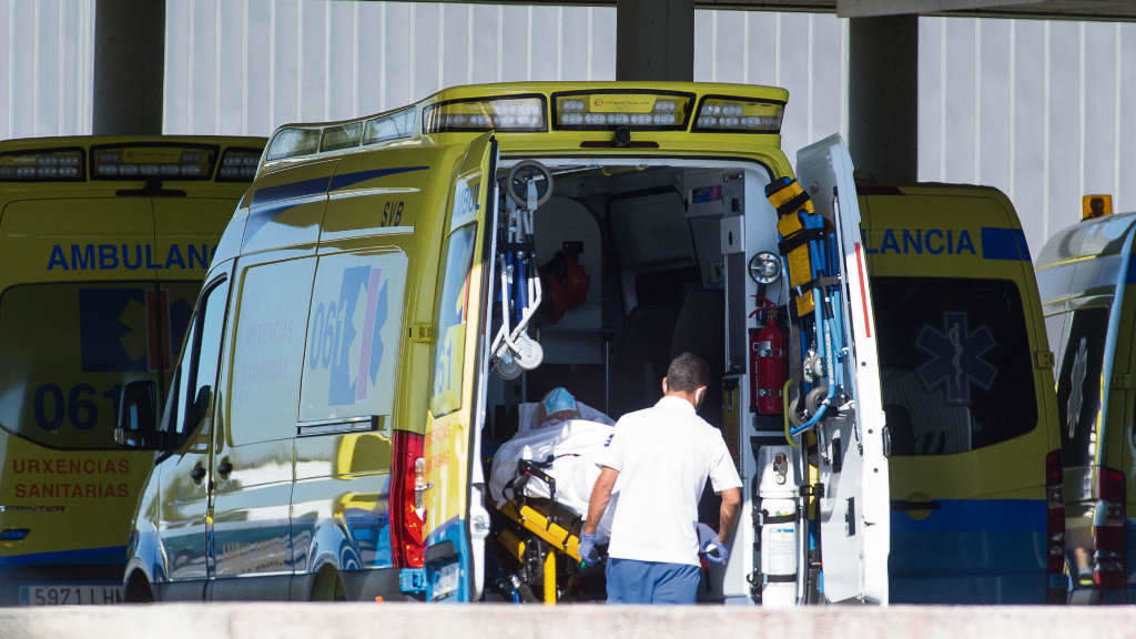 Un traballador do servizo de ambulancias do 061 durante o traslado dun paciente. (Foto: Carlos Castro / Europa Press)