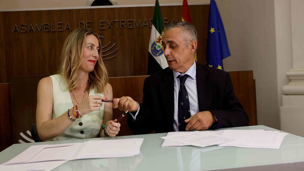 A líder do PP estremeño, María Guardiola, e o de Vox, Ángel Pelayo, esta sexta feira durante a sinatura do pacto de Goberno en Estremadura (Foto: Jorge Armestar / EP).