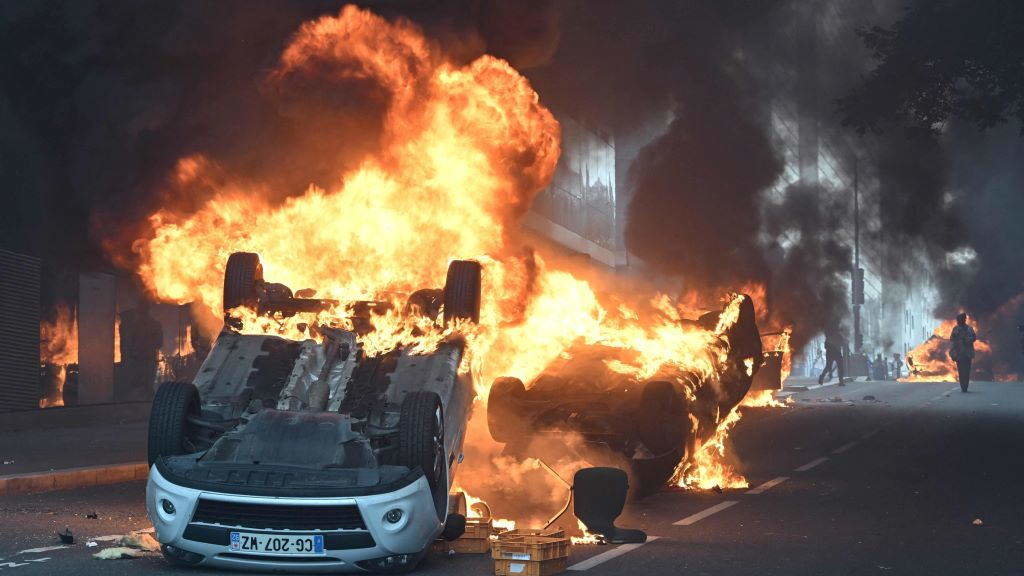 Dous coches arden nas rúas de Nanterre, Francia. (Foto: Bertrand Guay).