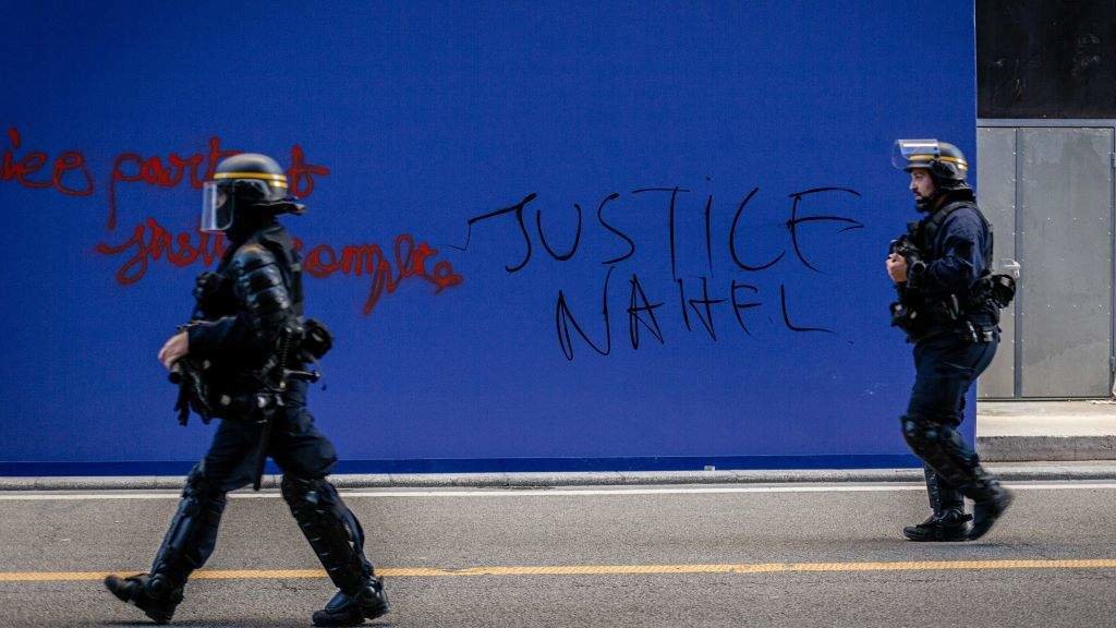 Policías antidisturbios en Francia diante dunha pintada pedindo 'Xustiza para Nahel' (Foto: Telmo Pinto / Zuma Press).