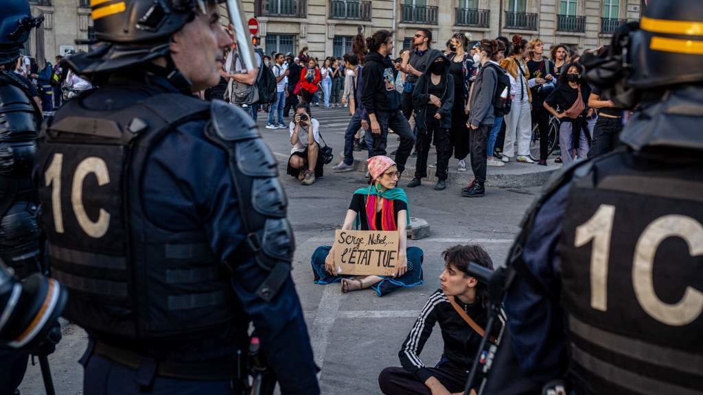 Protesta en París lembrando a morte de Nahel. (Foto: Telmo Pinto / Zuma Press)