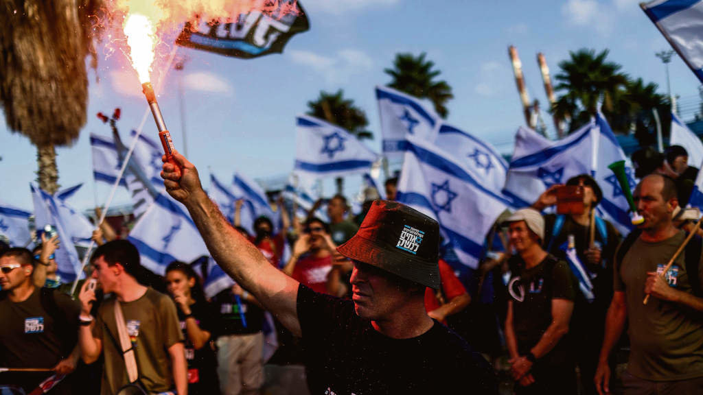Activistas do grupo Brothers in Arms bloquean a porta do porto de Haifa durante unha protesta contra o goberno este 3 de xullo. (Foto: Ilia Yefimovich)