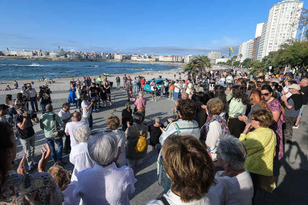 Minuto de silencio na vixilia a Samuel Luiz esta segunda feira na Coru&ntilde;a. (Foto: M. Dylan / Europa Press)