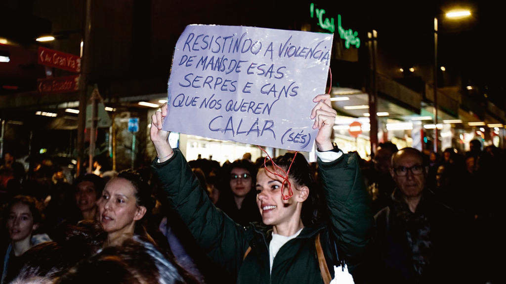 Cartel exhibido durante a manifestación do 8-M convocada por Feminismo Unitario de Vigo o pasado mes de marzo. (Foto: Javier Vázquez / Europa Press)