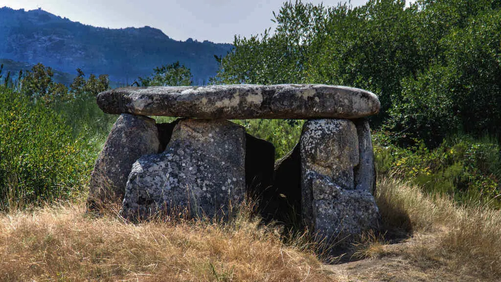 A Casi&ntilde;a da Moura, un dos meg&aacute;litos senlleiros e m&aacute;is co&ntilde;ecidos da contorna do encoro de Salas (Mu&iacute;&ntilde;os, na Baixa Limia).