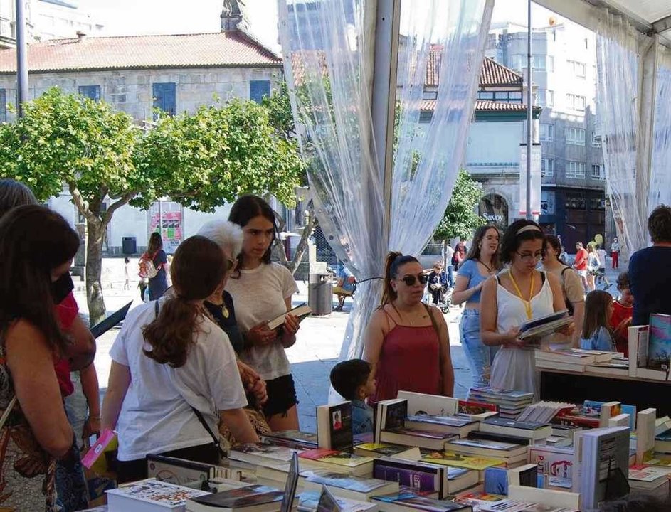 Público nos postos das librarías na edición da Festa dos Libros do ano pasado, Pontevedra.