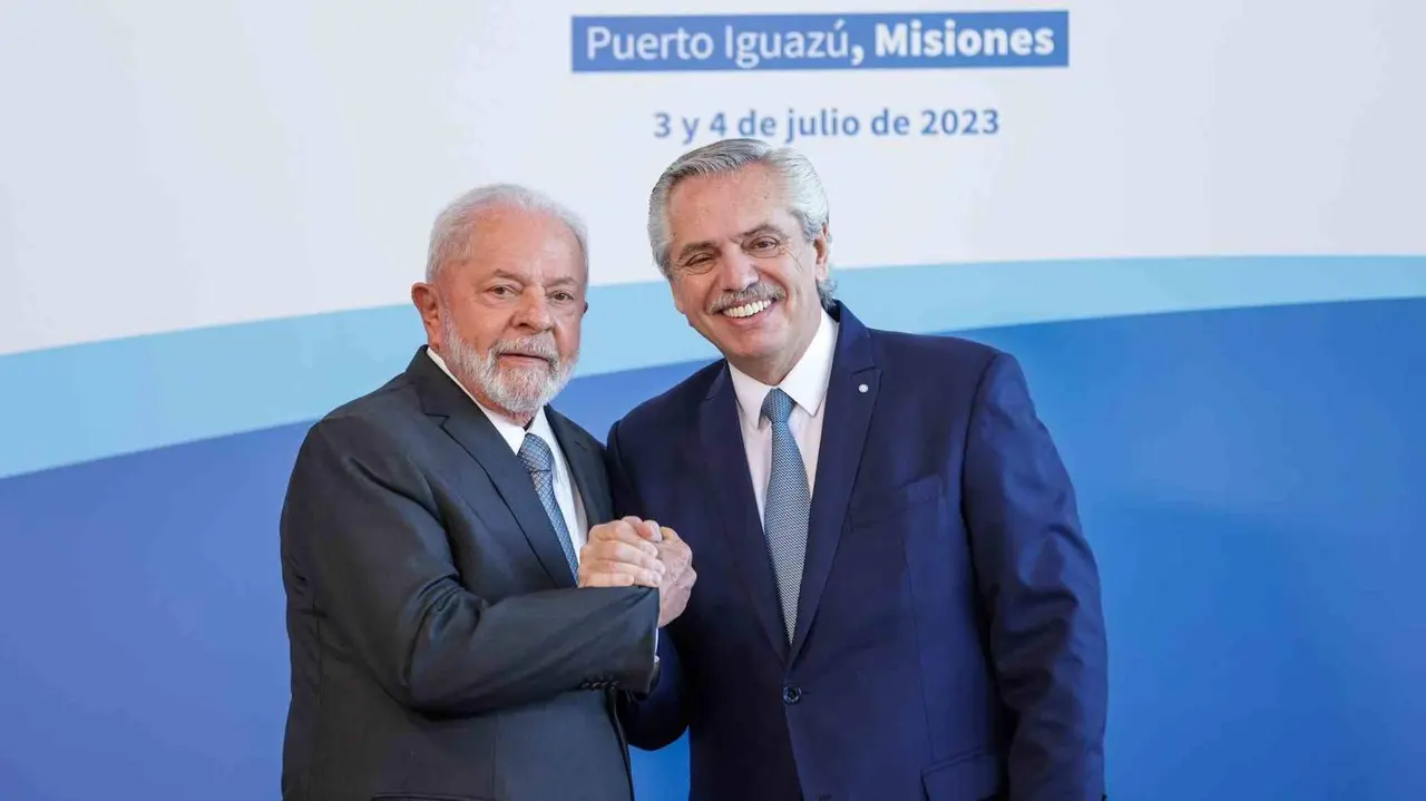 O presidente do Brasil, Luiz In&aacute;cio Lula da Silva, e o seu hom&oacute;logo arxentino, Alberto Fern&aacute;ndez, esta terza feira na cimeira dos Estados de Mercosur (Foto: Chancelar&iacute;a arxentina).