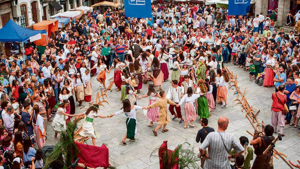 As doncelas danzando no centro da praza. (Foto: Concello de Betanzos )