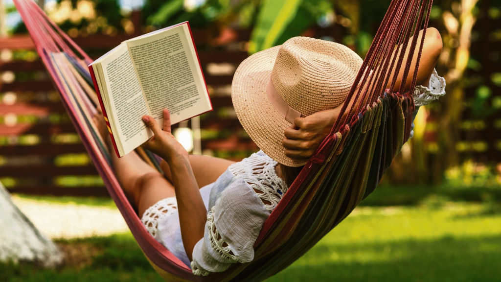 O estío é tempo de acougo, gozo e reflexión ao abeiro da lectura. (Foto Nós Diario)