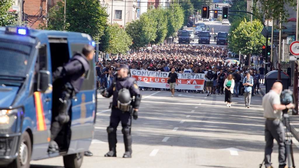 Varios centenares de traballadores do metal volveron tomar as rúas de Vigo esta quinta feira. (Foto: Javier Vázquez / Europa Press)