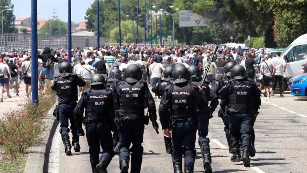 Carga policial nos arredores da fábrica de Stellantis. (Foto: Europa Press)