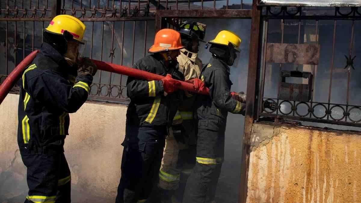 Equipo de bombeiros surafricano (Foto: Europa Press / Contacto / Manash Das).