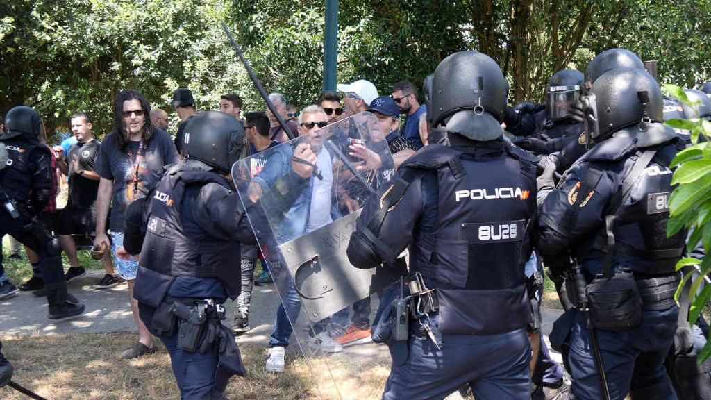 Policías 'cargando' sobre os manifestantes, nunha mobilización do sector do metal en Vigo. (Foto: Nós Diario)