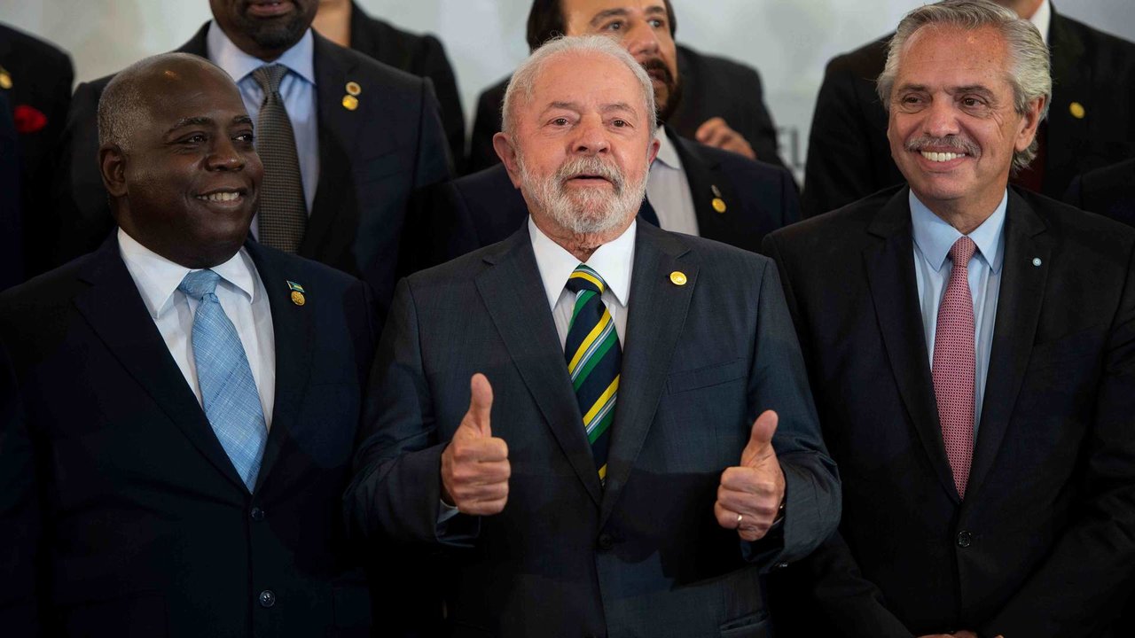 O primeiro ministro de Bahamas, Philip Davis, o presidente do Brasil, Lula da Silva, e o da Arxentina, Alberto Fernández (Foto: Florencia Martin / DPA).