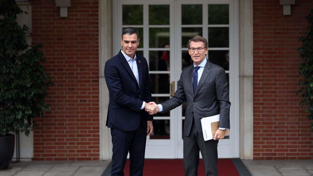 O líder do PP español, Alberto Núñez Feixoo, saudando o presidente do Goberno estatal, Pedro Sánchez, na Moncloa en outubro de 2022. (Foto: Eduardo Parra / Europa Press)